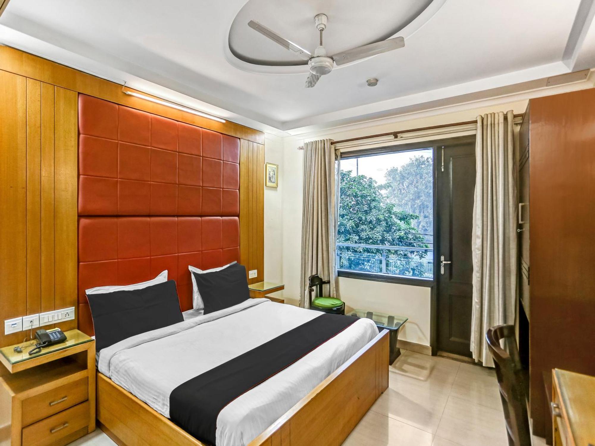 Signature Plaza Hotel New Delhi Exterior photo
