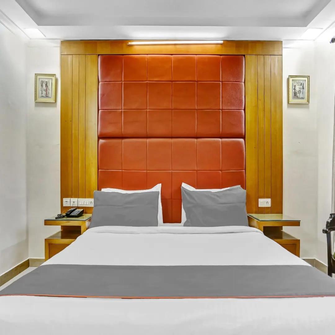 Signature Plaza Hotel New Delhi Exterior photo
