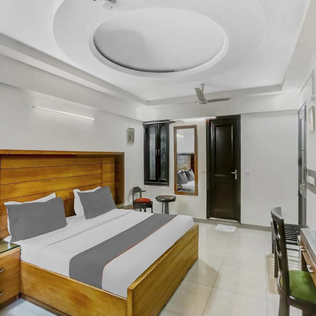 Signature Plaza Hotel New Delhi Exterior photo
